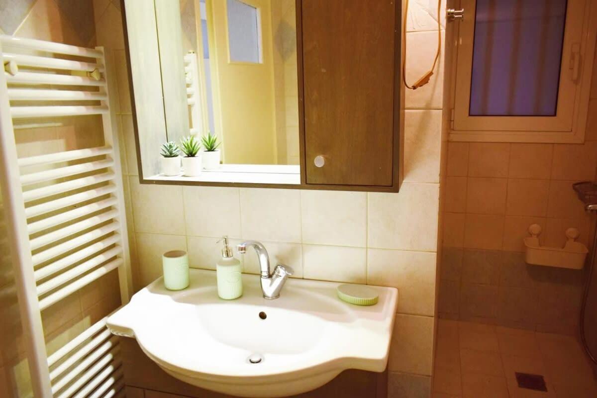 אתונה Stylish Apt In The Historic Heart Of The City מראה חיצוני תמונה